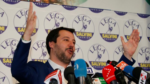 Lídr Ligy severu Matteo Salvini na povolební tiskové konferenci.