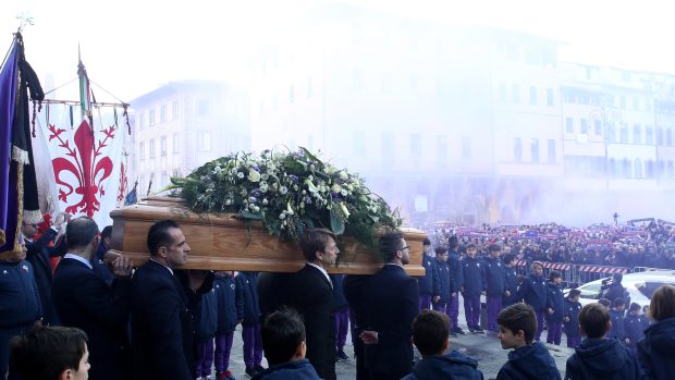 Na náměstí, kam přijel pohřební vůz, dorazily tisíce fanoušků