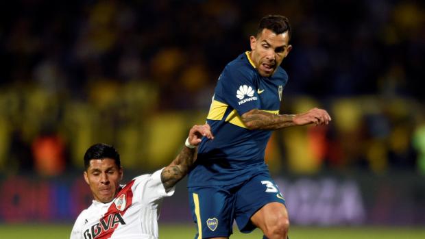 Carlos Tevez (vpravo) během posledního zápasu za Boca Juniors