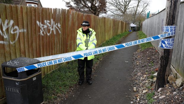 Policie i nadále střeží přístup k domu Sergeje Skripala v Salisbury.