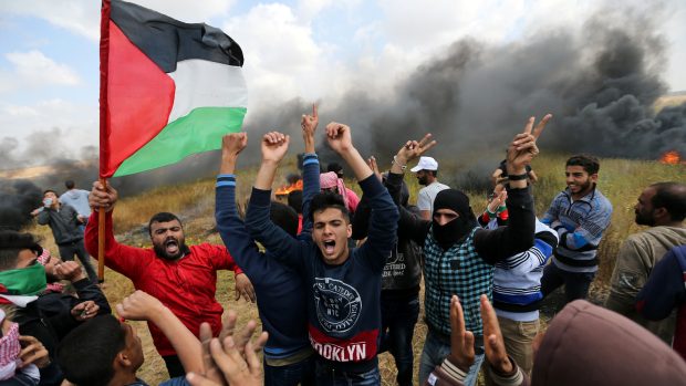 Někteří z protestujících házeli na izraelské vojáky kameny a na řadě míst zapálili pneumatiky.