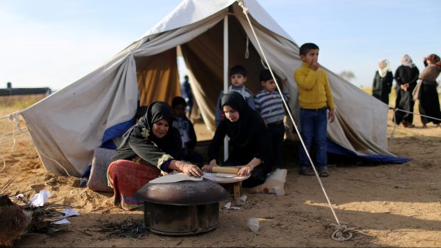 Tisíce Palestinců setrvávají v táborech na hranici Pásma Gazy.