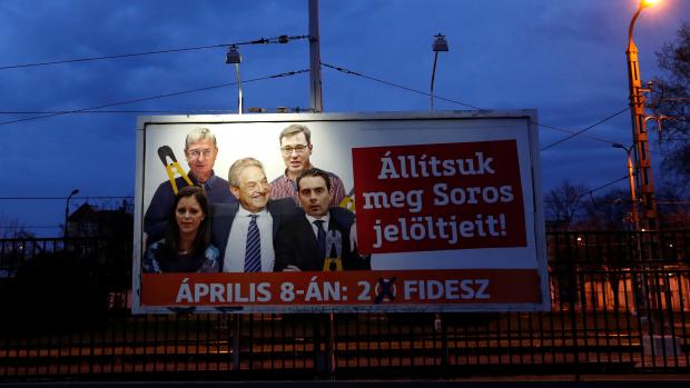 Billboard Fideszu spojující opozici s Georgem Sorosem.