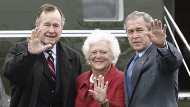 Bývalí američtí prezidenti George H. W. Bush a George W. Bush, mezi nimi bývalá první dáma USA Barbara Bushová na snímku z roku 2007.