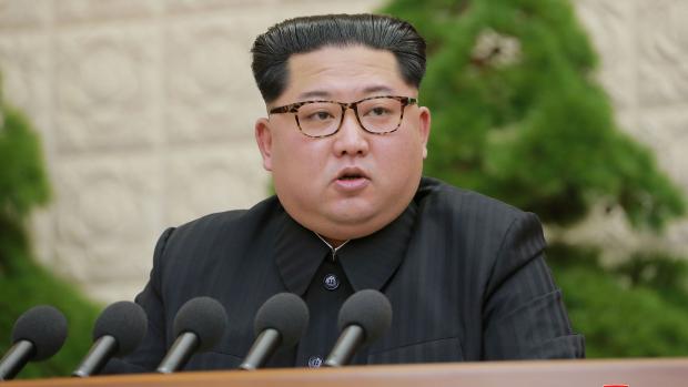 Kim Čong-un předsedá plenárnímu zasedání ústředního výboru Korejské strany práce (nedatovaný snímek zveřejněný agenturou KCNA 20. dubna 2018).