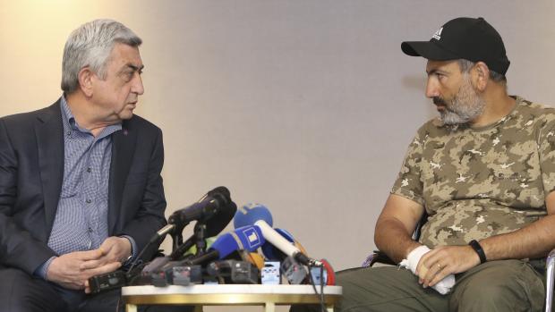 Bývalý arménský premiér Serž Sargsjan (vlevo) s vůdcem opozice Nikolou Pašinjanem