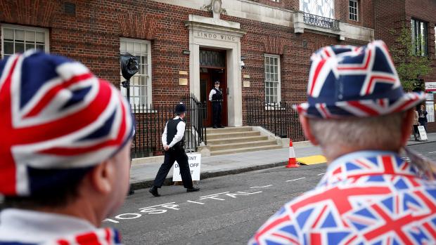 „Její královská výsost vévodkyně z Cambridge byla v pondělí ráno přijata do nemocnice St. Mary&#039;s v Paddingtonu v Londýně v rané fázi porodu,“ uvedl Kensingtonský palác na twitteru.