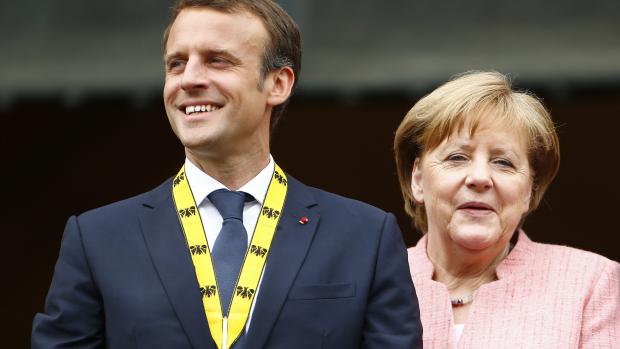 Francouzský prezident Emmanuel Macron dostal Cenu Karla Velikého za zásluhy o Evropu