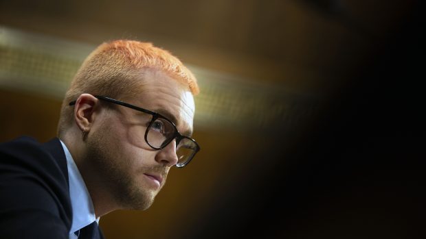 Bývalý ředitel výzkumu Cambridge Analytica Christopher Wylie během slyšení v americkém Senátu (foto z května 2018)