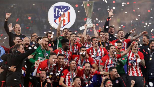 Fotbalisté Atlética Diego Godín (vlevo) a Antoine Griezmann