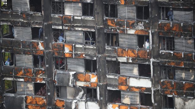 Dělníci uvnitř vyhořelých trosek Grenfell Tower (16. října 2017).