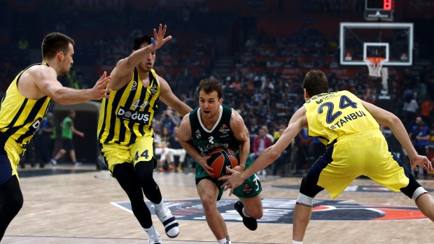 Basketbalisté Fenerbahce (ve žlutých dresech) v utkání proti Žalgiris Kaunas