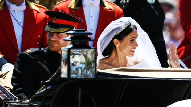 Vévoda a vévodkyně ze Sussexu během projížďky po městě