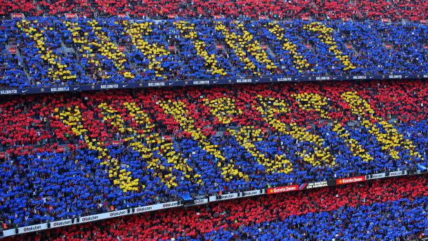 Choreo fanoušků FC Barcelona na počest končícího Andrése Iniesty.