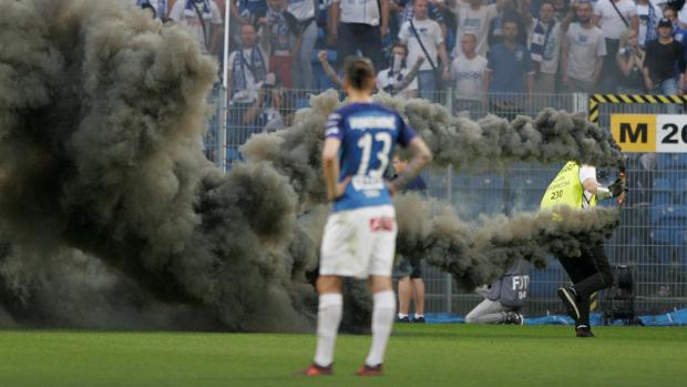 Nepokoje fanoušků během utkání Lechu Poznaň s Legií Varšava.