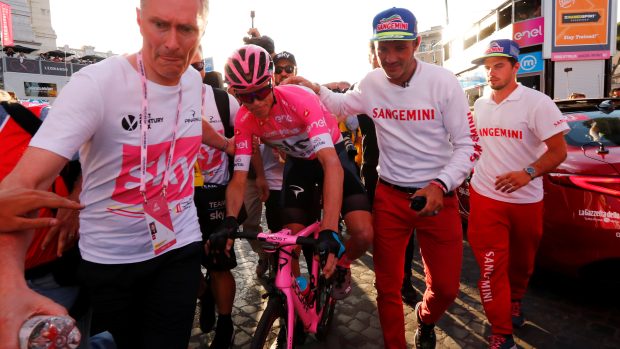 Chris Froome po dojezdu poslední etapě Giro d&#039;Italia 2018, v němž  zvitězil.