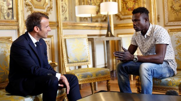 Francouzský prezident Emmanuel Macron a imigrant Mamoudou Gassama, který zachránil dítě, při společném setkání