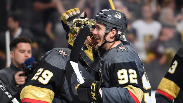 Tomáš Nosek (s číslem 92) rozhodl o vítězství Golden Knights v prvním finále NHL