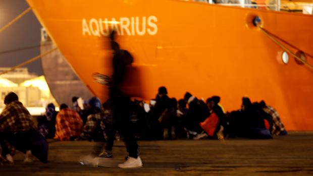 Imigranti před záchrannou lodí Aquarius (archivní foto)