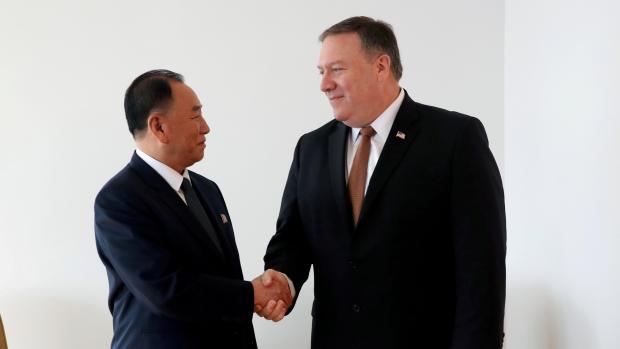 Americký ministr zahraničních věcí Mike Pompeo při schůzce s vyslancem KLDR na konci května.