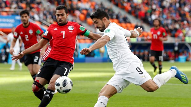 Uruguayský útočník Luis Suárez v šanci, brání ho Egypťan Ahmed Fathy.