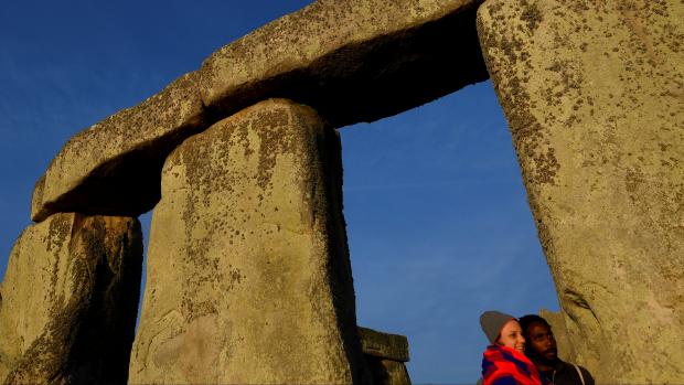 Stonehenge se nachází v Jižní Anglii na Salisburské pláni asi 13 km severně od městečka Salisbury.