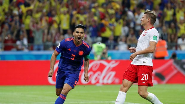 Radamel Falcao slaví gól do polské sítě. Červenobílí jen přihlížejí