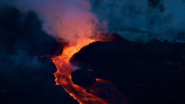 Popelem z vulkán Kilauea lehlo v roce 2018 přes 600 domů a tisíce lidí se musely evakuovat.