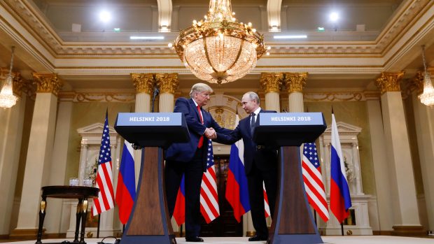 Americký prezident Donald Trump a jeho ruský protějšek Vladimir Putin na tiskové konferenci na summitu v Helsinkách