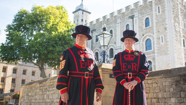 Beefeaters před Towerem v Londýně.