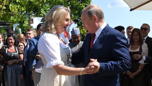 Karin Kneisslová během tance s ruským prezidentem Vladimirem Putinem na své svatbě.