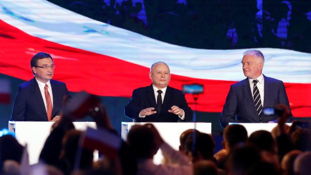 Polský ministr spravedlnosti a generální prokurátor Zbigniew Ziobro, předseda strany Právo a spravedlnost Jarosław Kaczyński a vicepremiér Jarosław Gowin.