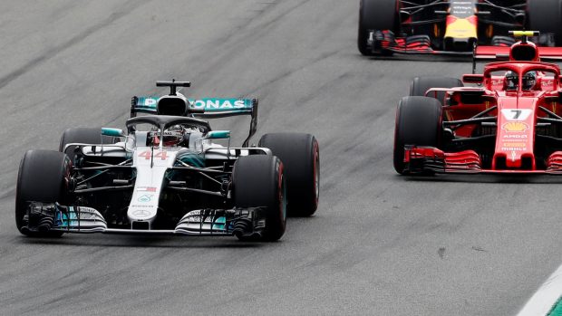 Lewis Hamilton předjel na trati Kimiho Räikkönena