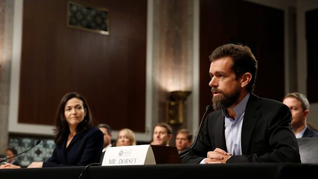 Šéf Twitteru Jack Dorsey a provozní ředitelka Facebooku Sheryl Sandbergová na slyšení před americkým Senátem