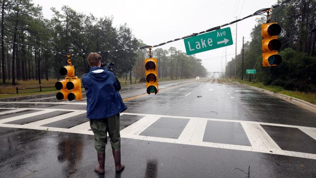 Muž si natáčí semafory, které ve městě Wilmington v Severní Karolíně zničil hurikán Florence