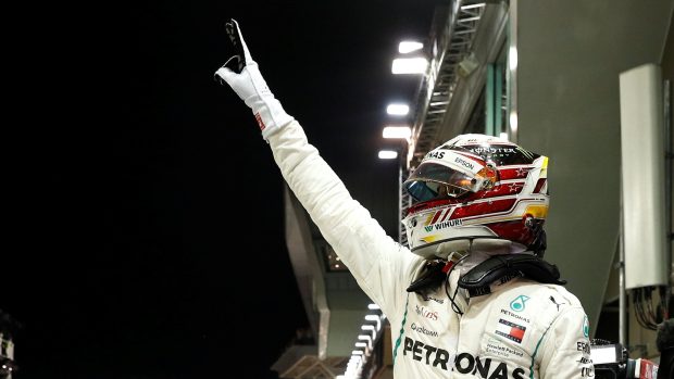 Lewis Hamilton slaví pole position ve Velké ceně Singapuru