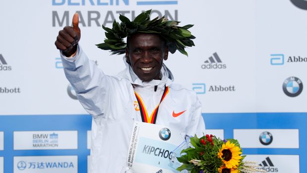 Eliud Kipchoge v cíli berlínského maratonu