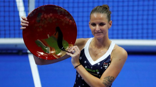 Karolína Plíšková s trofejí poté, co v Tokiu porazila vítězku US Open Naomi Ósakaovou z Japonska dvakrát 6:4.