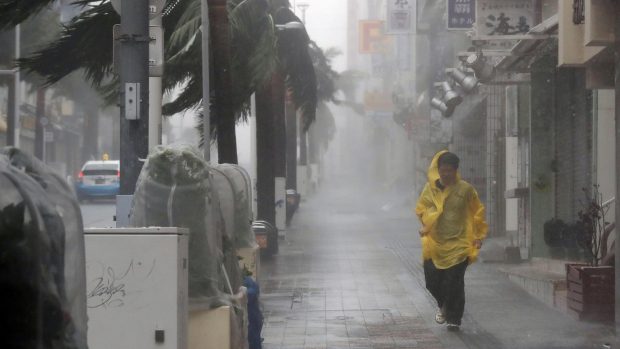 Silný vítr a déšť na ostrově Okinawa