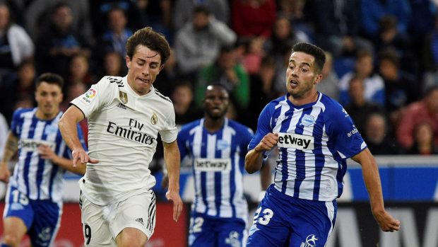 Madridský Alvaro Odriozola v souboji s Jonym z Alavésu