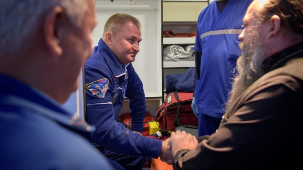 Ruský kosmonaut Alexej Ovčinin po návratu na Bajkonur