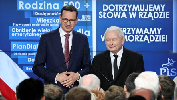 Předseda PiS Jaroslaw Kaczyński (vlevo) a premiér Mateusz Morawiecki regagují na odhady výsledků voleb.