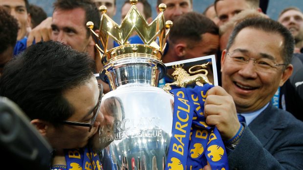 Vičaj Srivadtanaprapch s trofejí pro vítěze Premier League, kterou Leicester získal v roce 2016