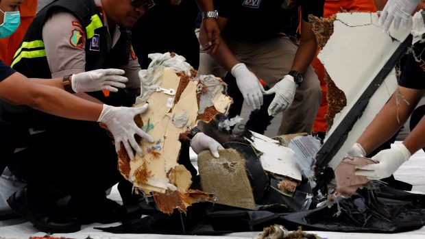 Pátrací týmy se probírají troskami letadla společnosti Lion Air