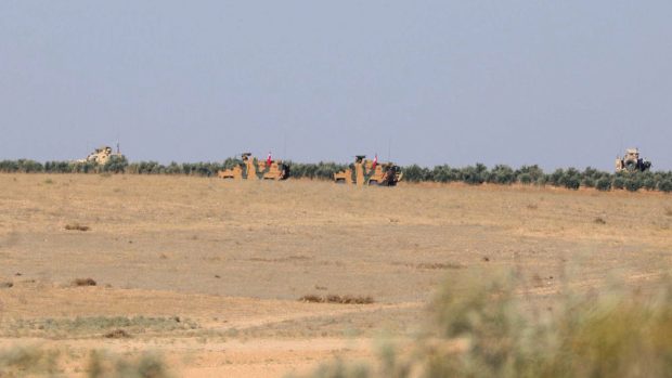 Na obrněných vozidlech na hranici syrského města Manbij vlají turecké vlajky