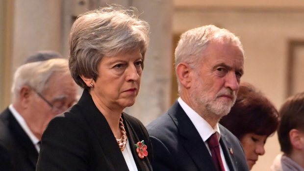 Theresa Mayová a Jeremy Corbyn