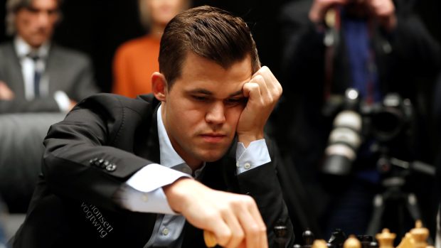 Magnus Carlsen při partii proti Fabianu Caruanovi