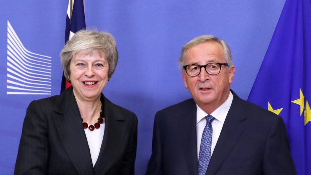 Theresa Mayová a Jean-Claude Juncker