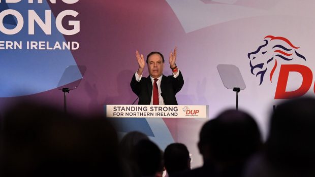 Místopředseda DUP Nigel Dodds na stranickém sjezdu