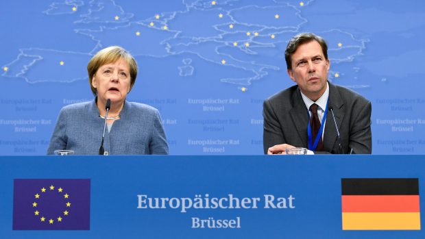 Angela Merkelová a vládní mluvčí Steffen Seibert na summitu lídrů členských zemí EU v Bruselu.